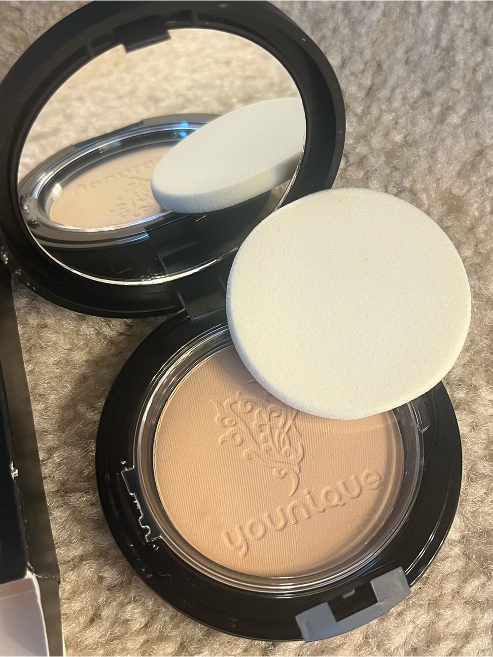 Younique Poplin Pressed Powder Foundation - Picture 2 of 5